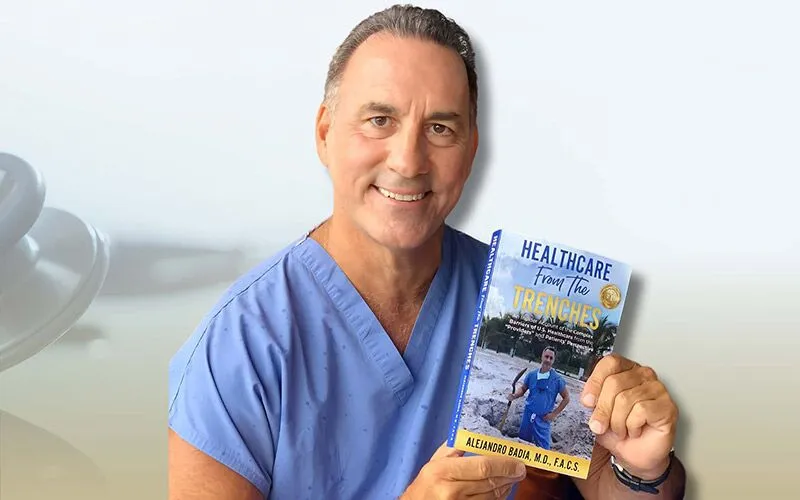 El Dr. Alejandro Badia con su libro Healthcare from the Trenches